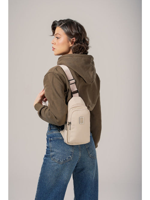 ÇÇS 17985 Kadın Çapraz Çanta: Şıklığı ve Fonksiyonelliği Bir Arada Sunar! 