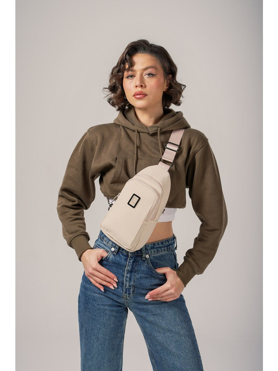 ÇÇS 17985 Kadın Çapraz Çanta: Şıklığı ve Fonksiyonelliği Bir Arada Sunar! 