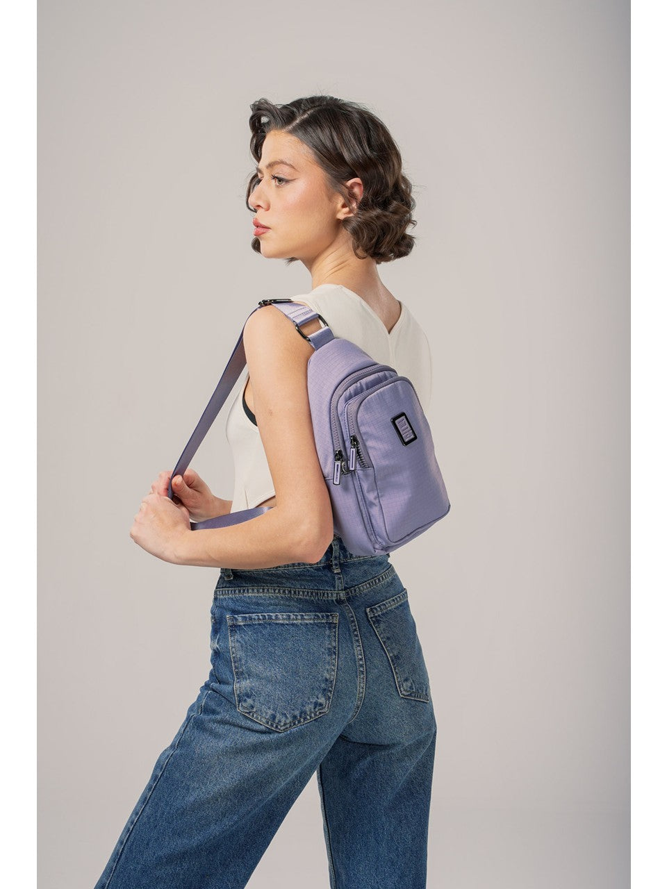 ÇÇS 17985 Kadın Çapraz Çanta: Şıklığı ve Fonksiyonelliği Bir Arada Sunar! 