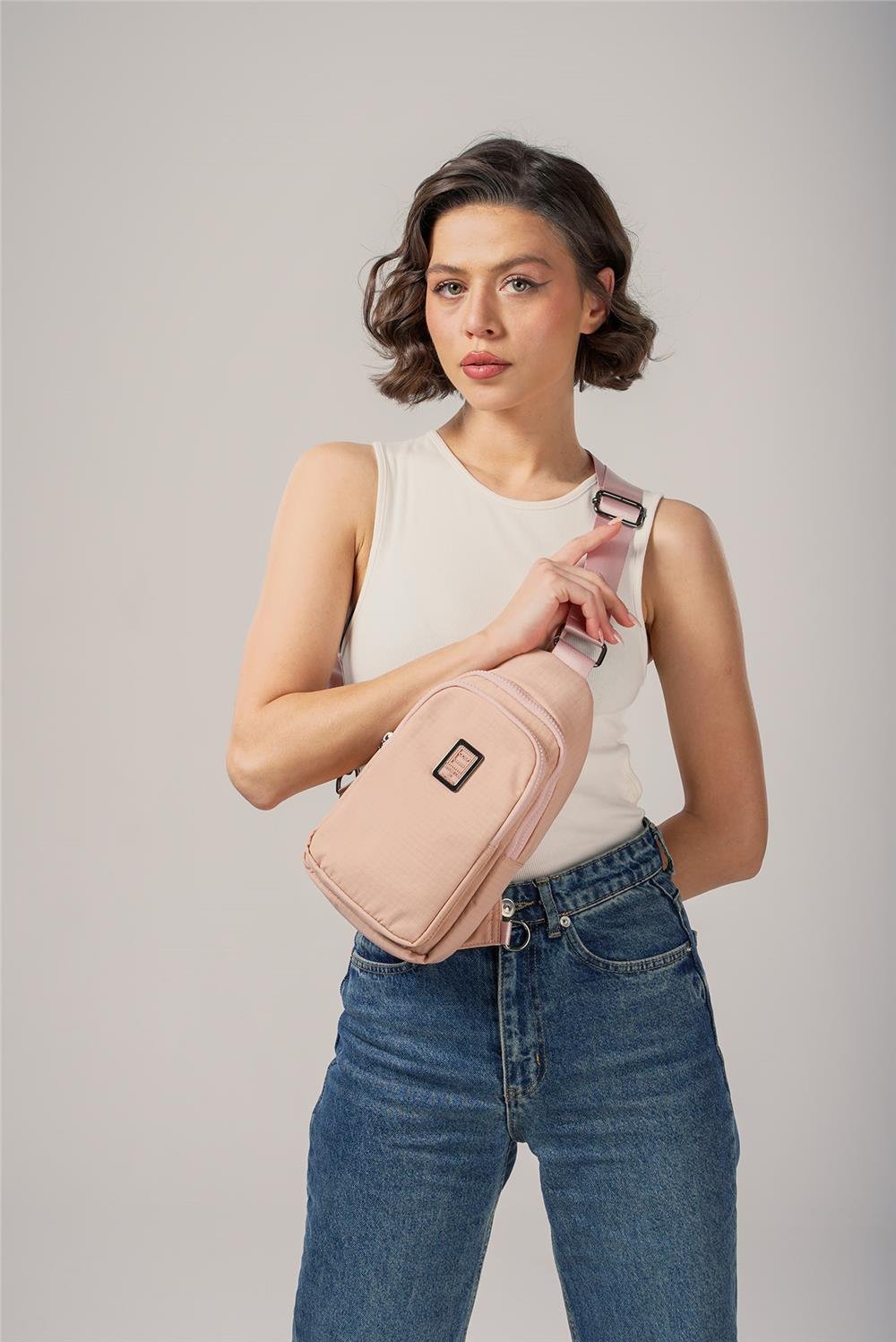 ÇÇS 17985 Kadın Çapraz Çanta: Şıklığı ve Fonksiyonelliği Bir Arada Sunar! 