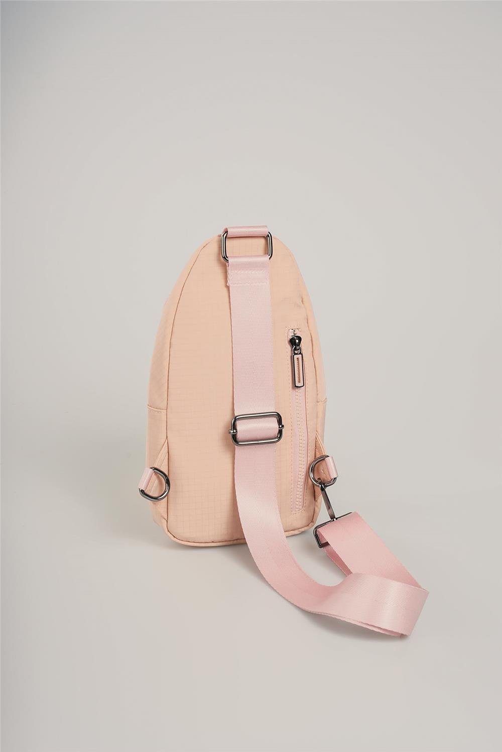 ÇÇS 17985 Kadın Çapraz Çanta: Şıklığı ve Fonksiyonelliği Bir Arada Sunar! 