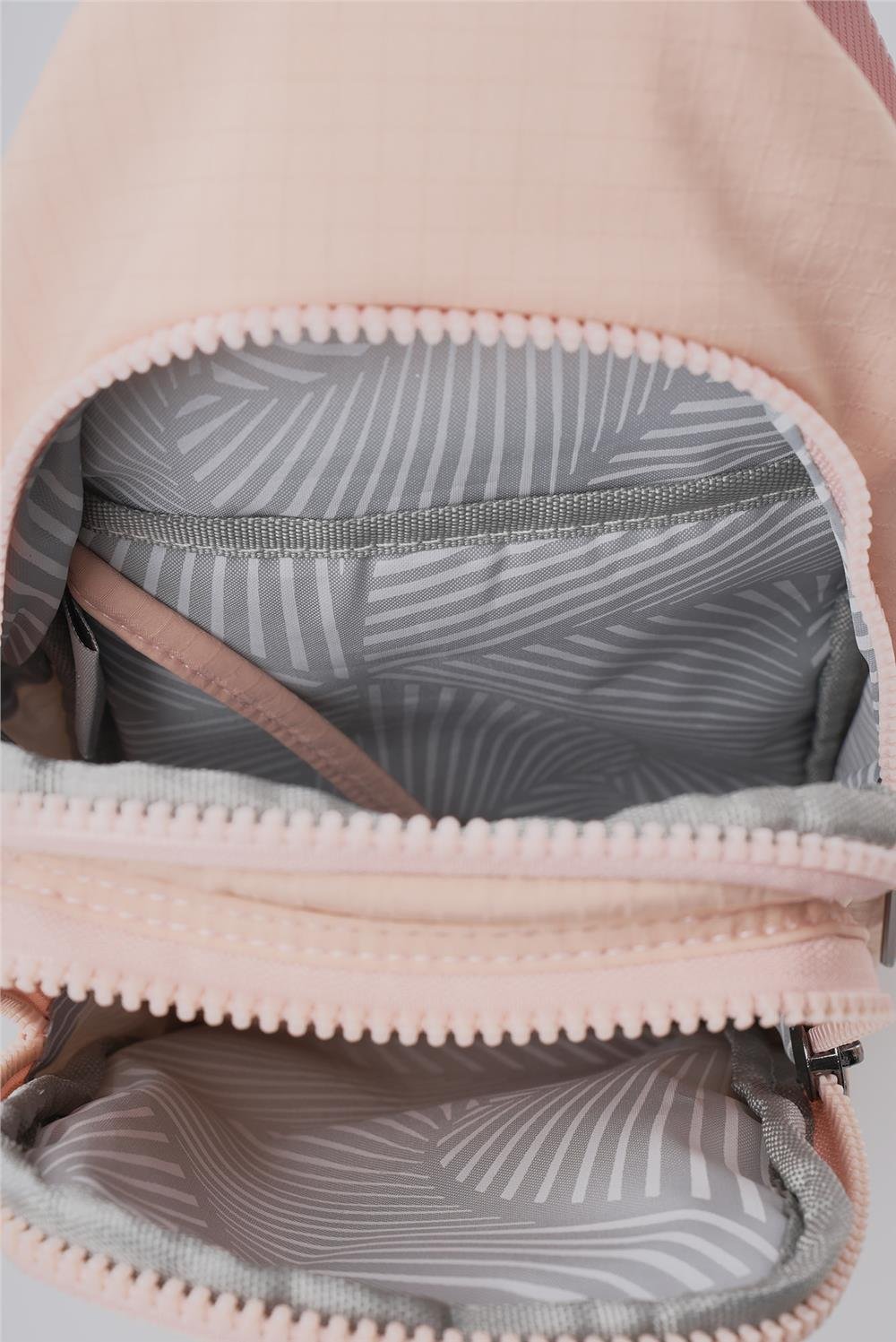 ÇÇS 17985 Kadın Çapraz Çanta: Şıklığı ve Fonksiyonelliği Bir Arada Sunar! 