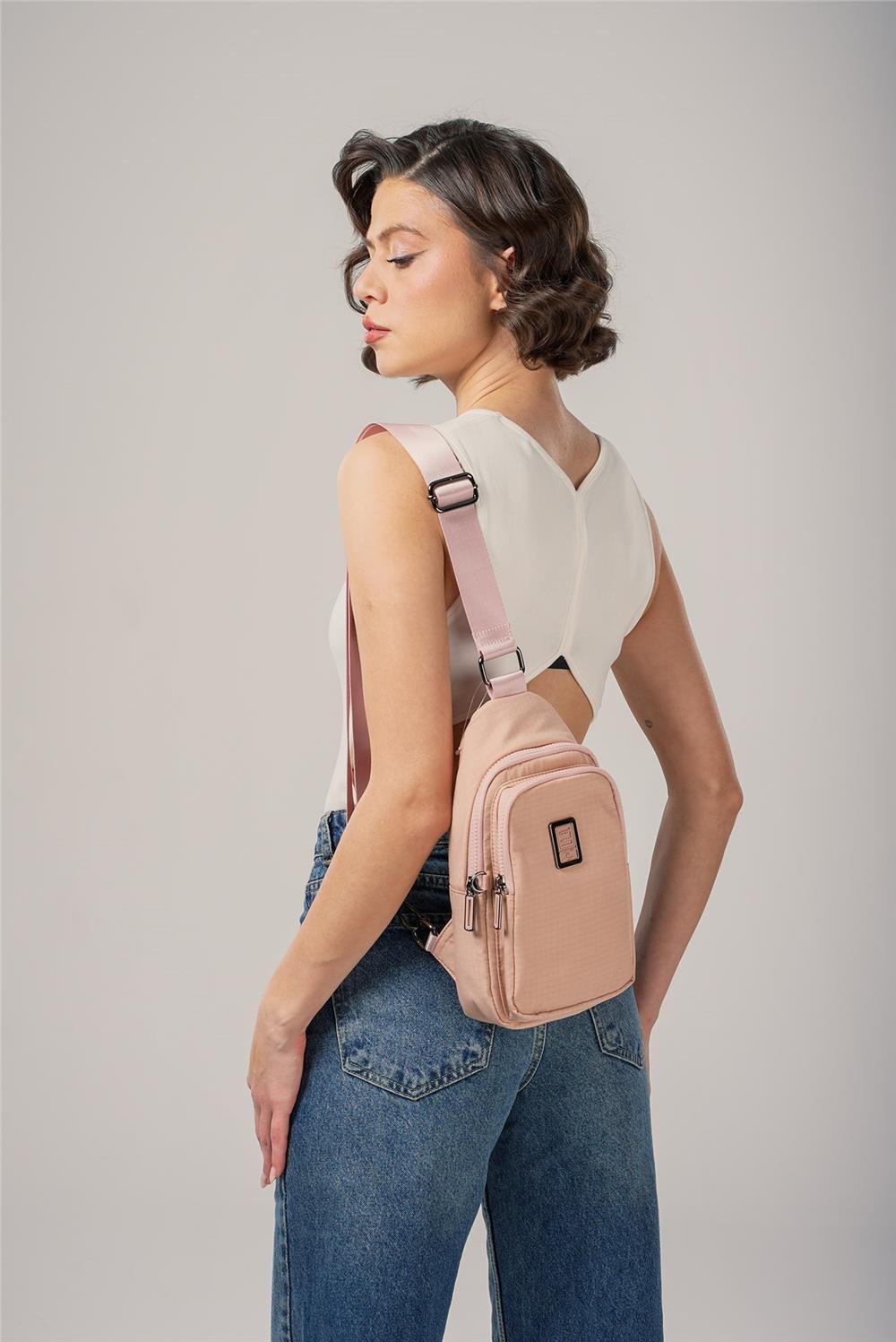 ÇÇS 17985 Kadın Çapraz Çanta: Şıklığı ve Fonksiyonelliği Bir Arada Sunar! 