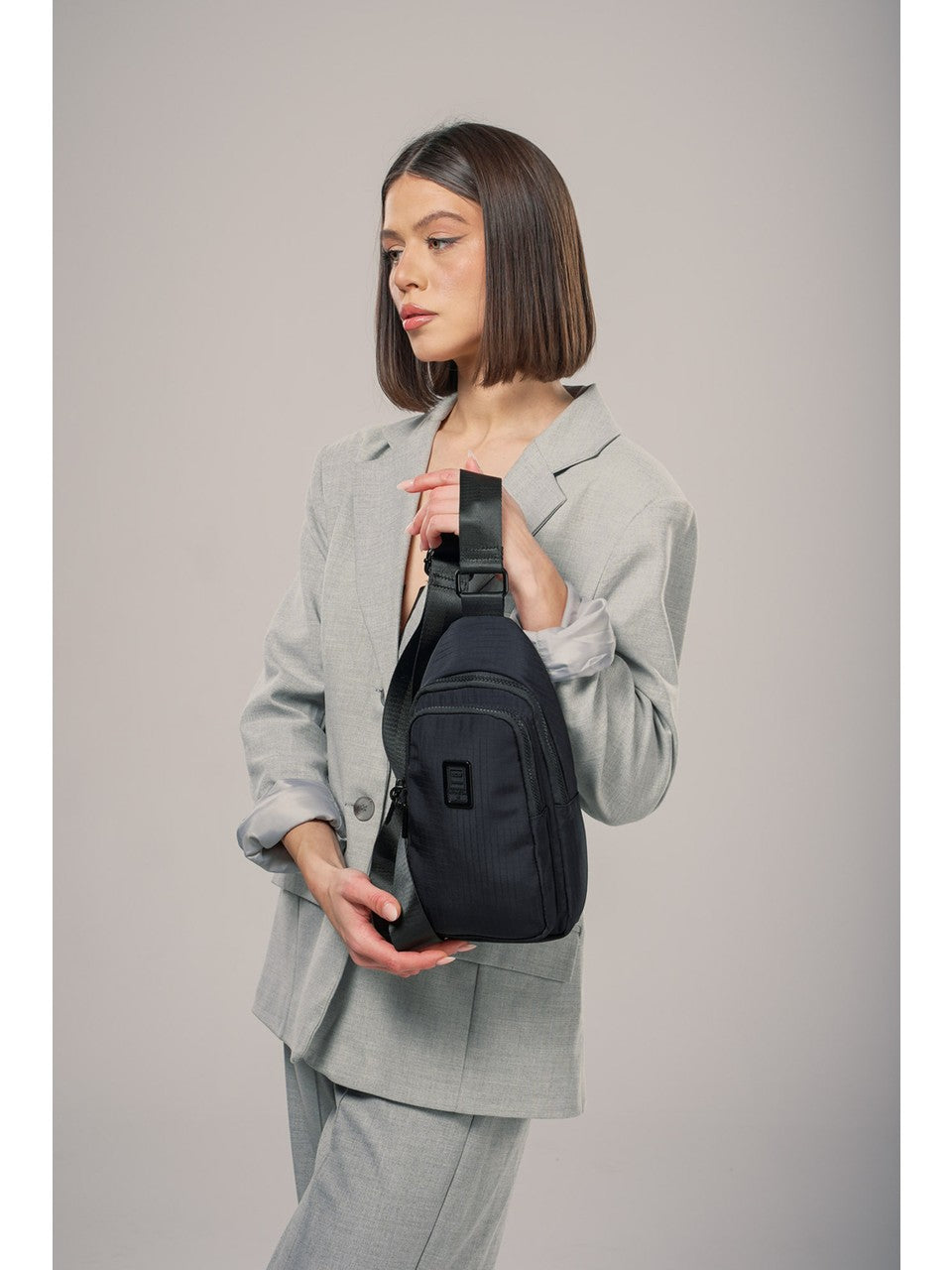 ÇÇS 17985 Kadın Çapraz Çanta: Şıklığı ve Fonksiyonelliği Bir Arada Sunar! 