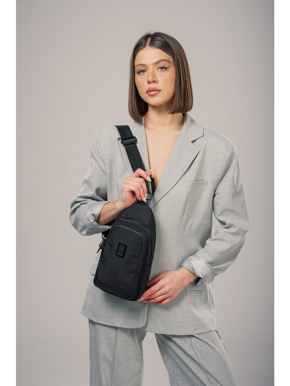 ÇÇS 17985 Kadın Çapraz Çanta: Şıklığı ve Fonksiyonelliği Bir Arada Sunar! 