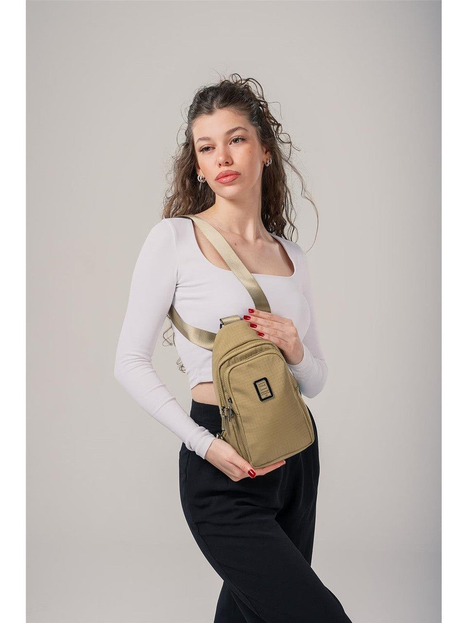 ÇÇS 17985 Kadın Çapraz Çanta: Şıklığı ve Fonksiyonelliği Bir Arada Sunar! 