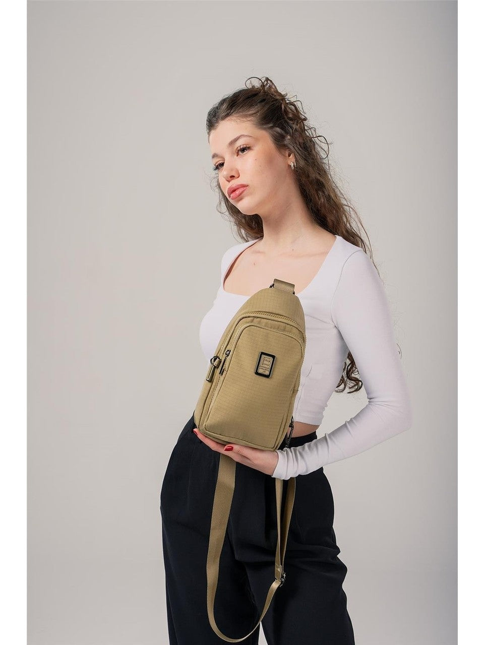 ÇÇS 17985 Kadın Çapraz Çanta: Şıklığı ve Fonksiyonelliği Bir Arada Sunar! 