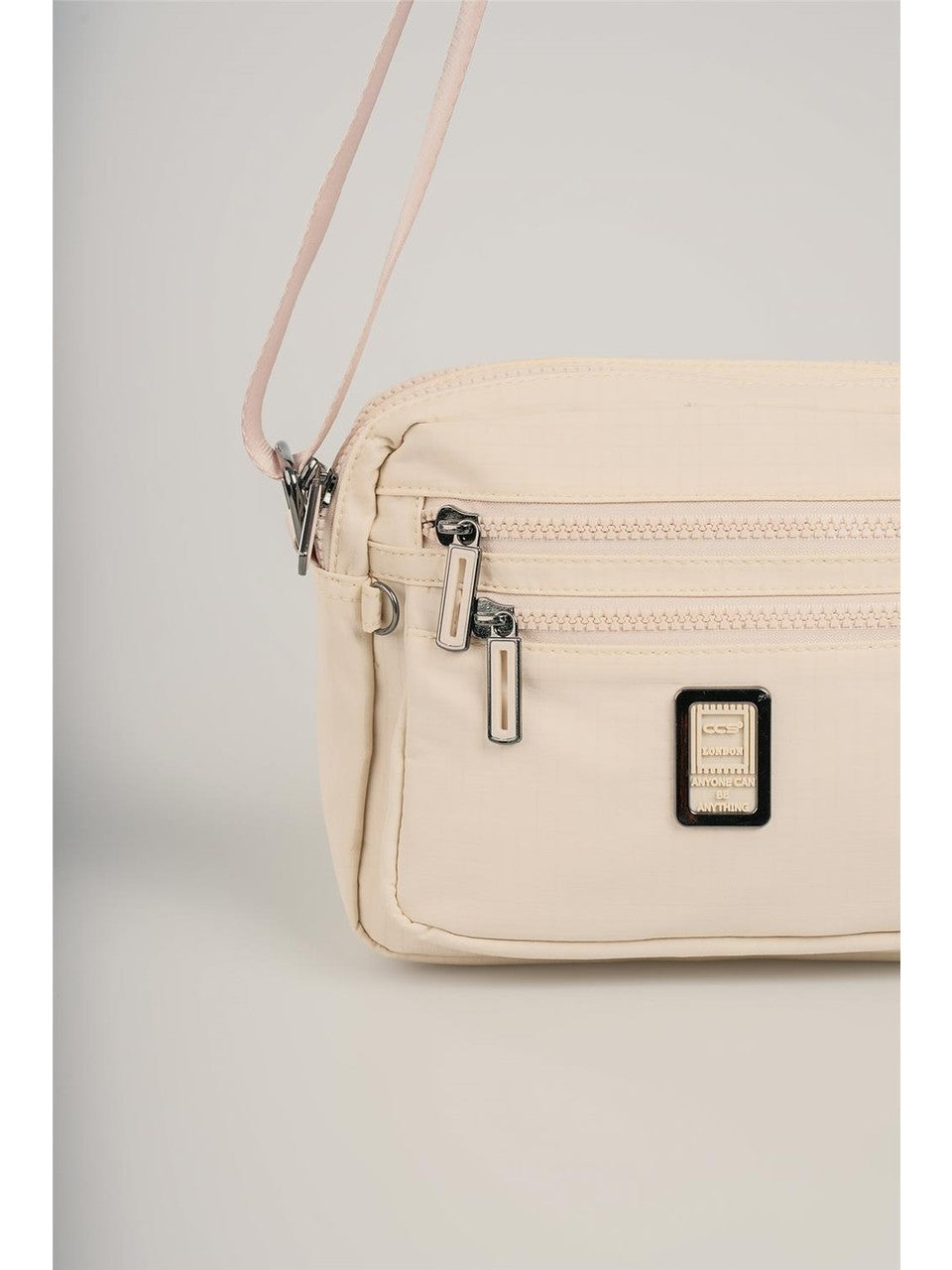 ÇÇS Kadın Çapraz Çanta: Şıklığı ve Kusursuz Düzeni Bir Arada Sunuyor! 